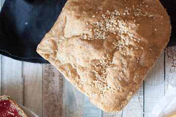 Pan integral con semillas de amapola y lino